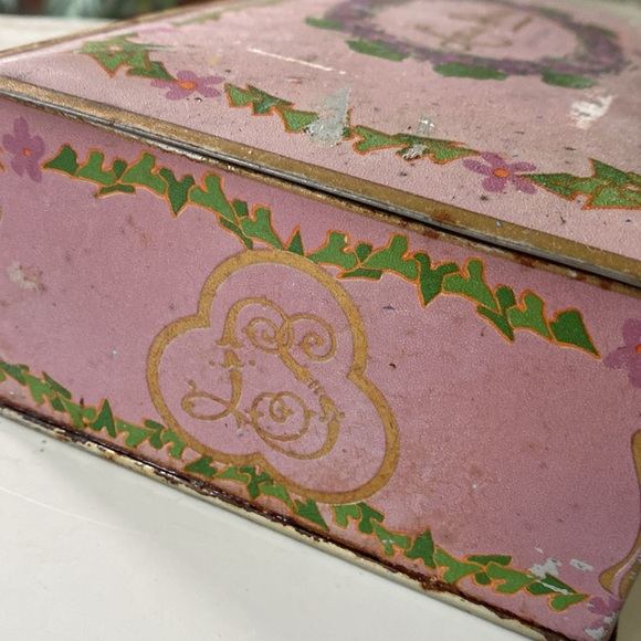 Vintage Louis Sherry Candy Tin Sewing Box - Picture 7 of 8